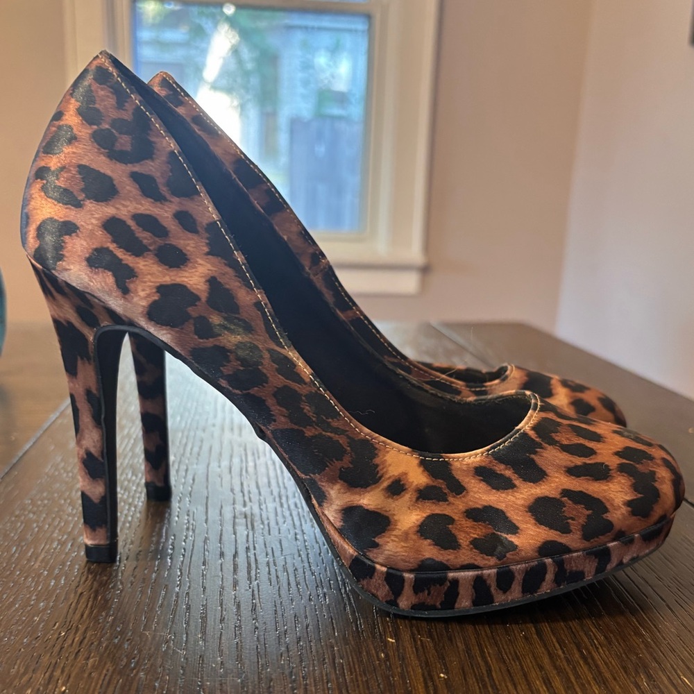 Women’s cheeta print heels